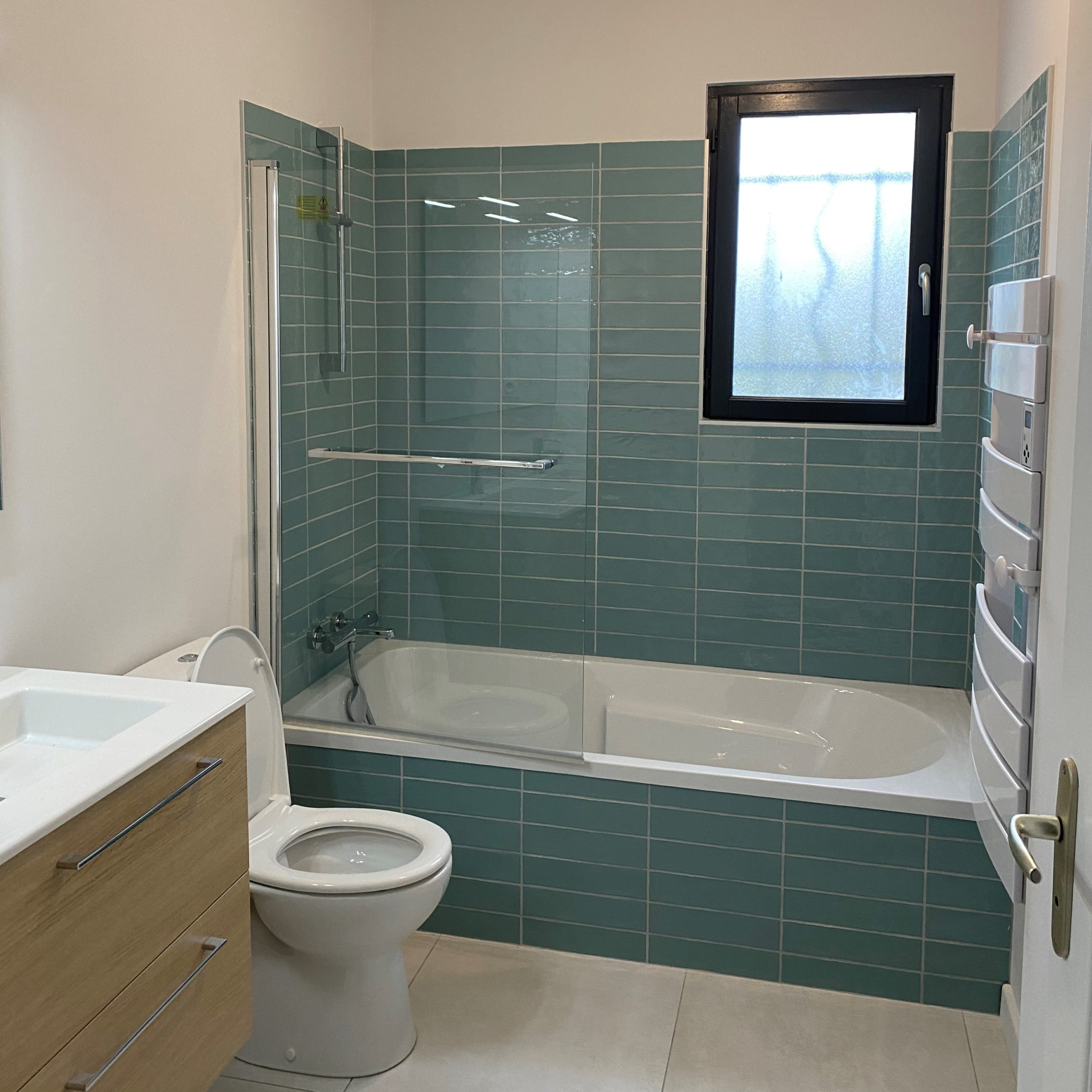 La photo montre une installation d'une salle de bain effectuée par l'entreprise PIBAROT
