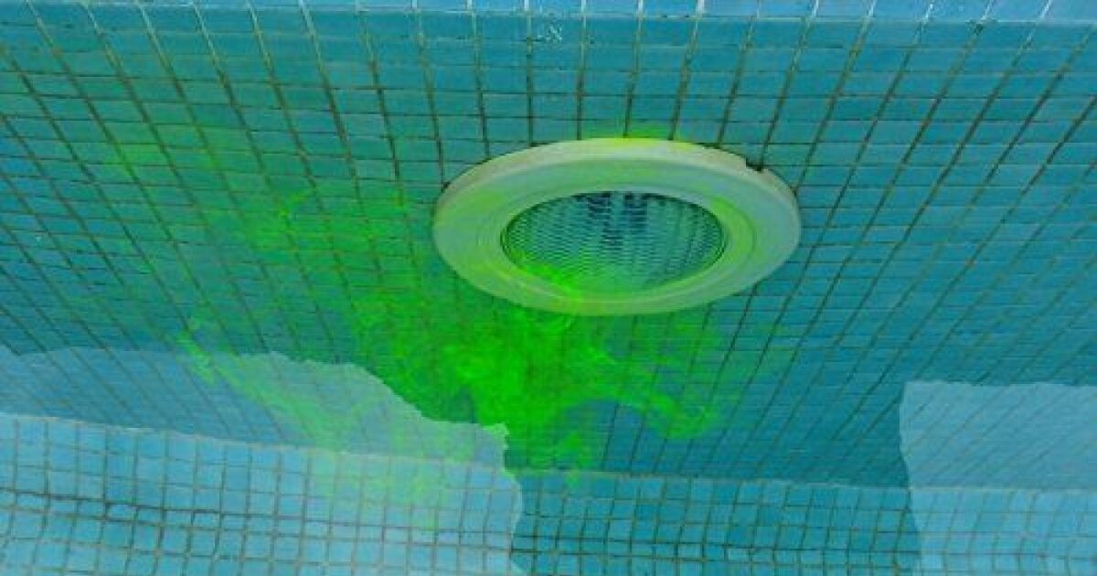 Cette photo représente une buse de piscine avec un colorant fluorescéine en sortie