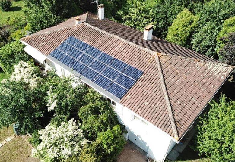 Photo d'un toit équipé de panneaux photovoltaïque