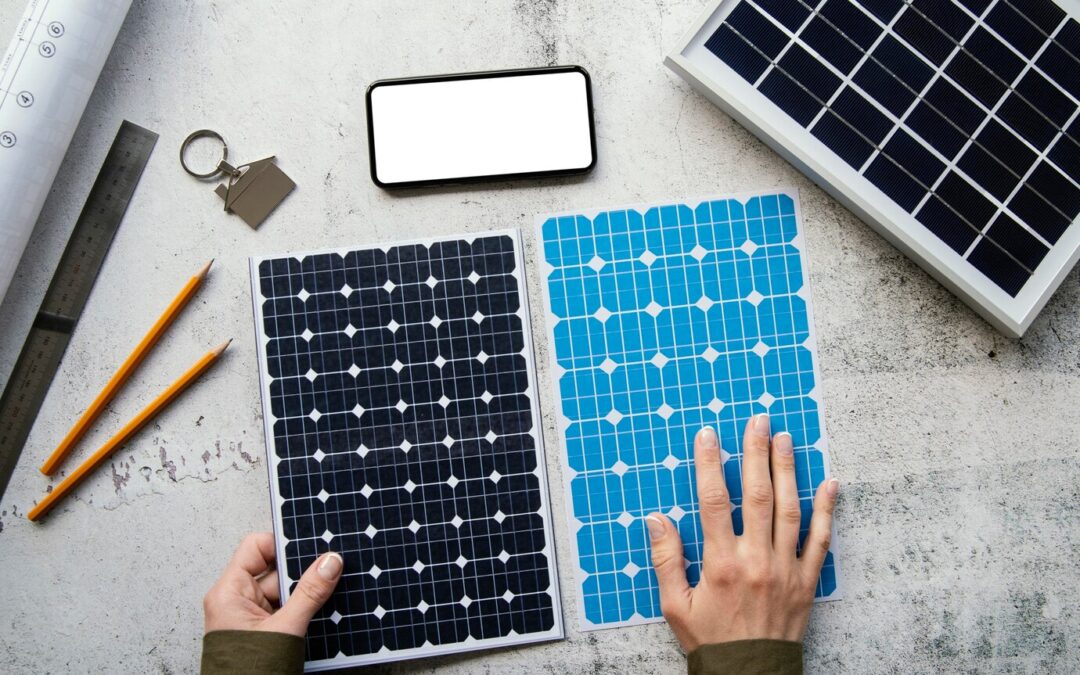Image représentant deux mains apposées sur deux types de panneaux solaires différents.