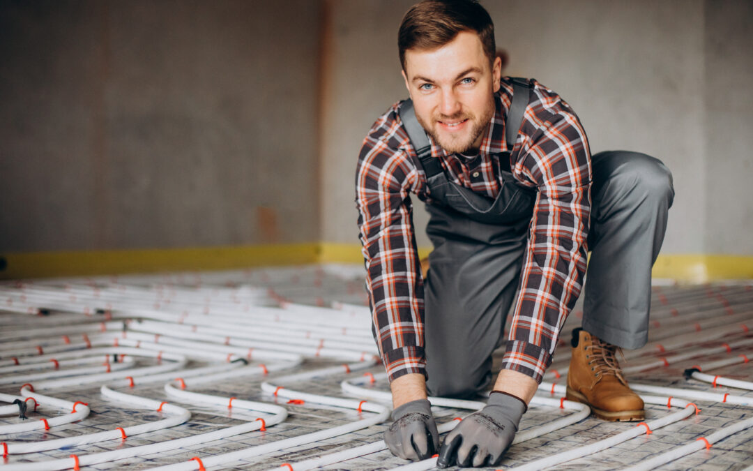 Technicien qui installe un plancher chauffant